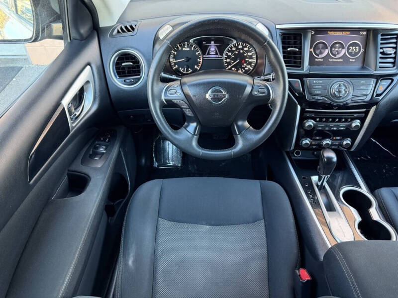 2017 Nissan Pathfinder SV