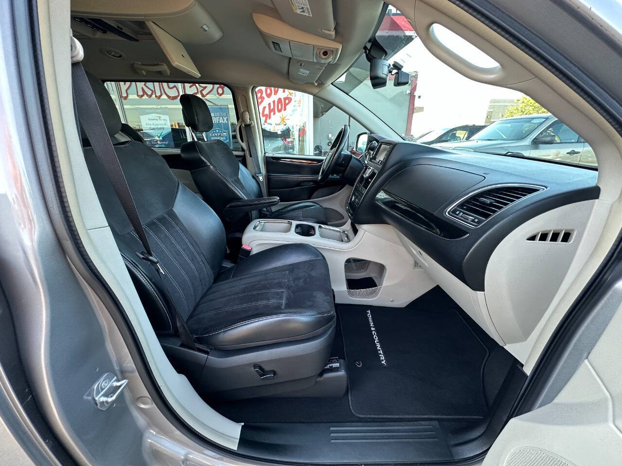 ChryslerTown and Country29