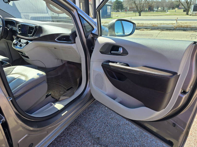 2017 Chrysler Pacifica Touring-L
