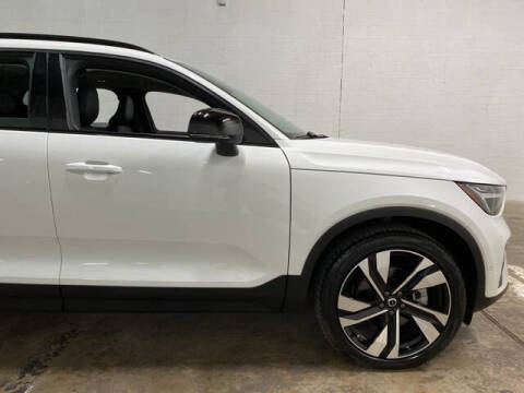 2025 Volvo XC40 B5 Plus Dark Theme