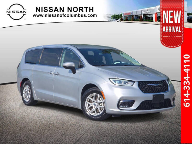 2023 Chrysler Pacifica Touring L's photo