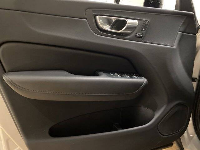 2025 Volvo XC60 B5 Plus Dark Theme