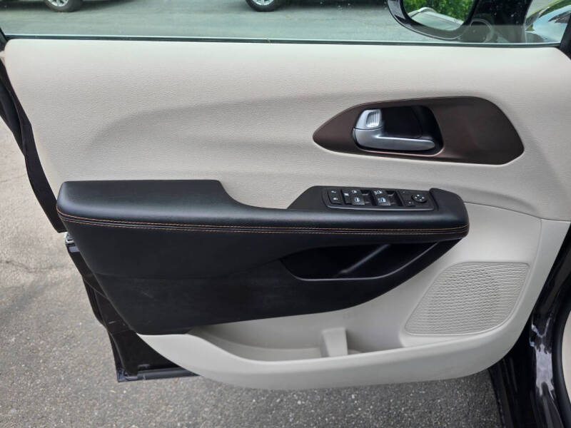 2017 Chrysler Pacifica Touring-L