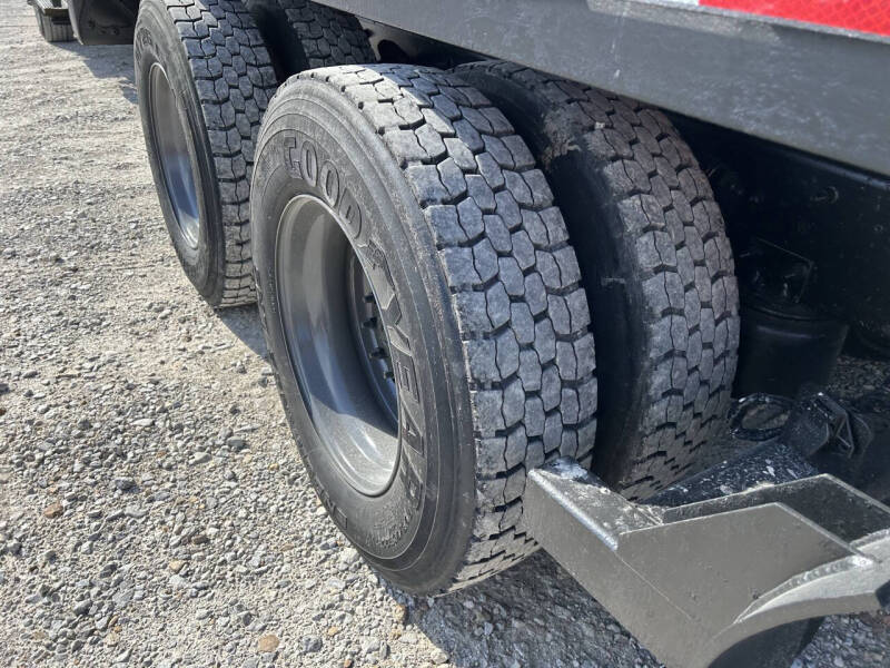 2017 Freightliner M2106 Truck