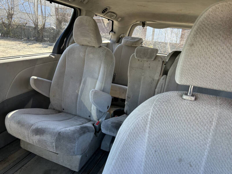 2013 Toyota Sienna LE 8-Passenger