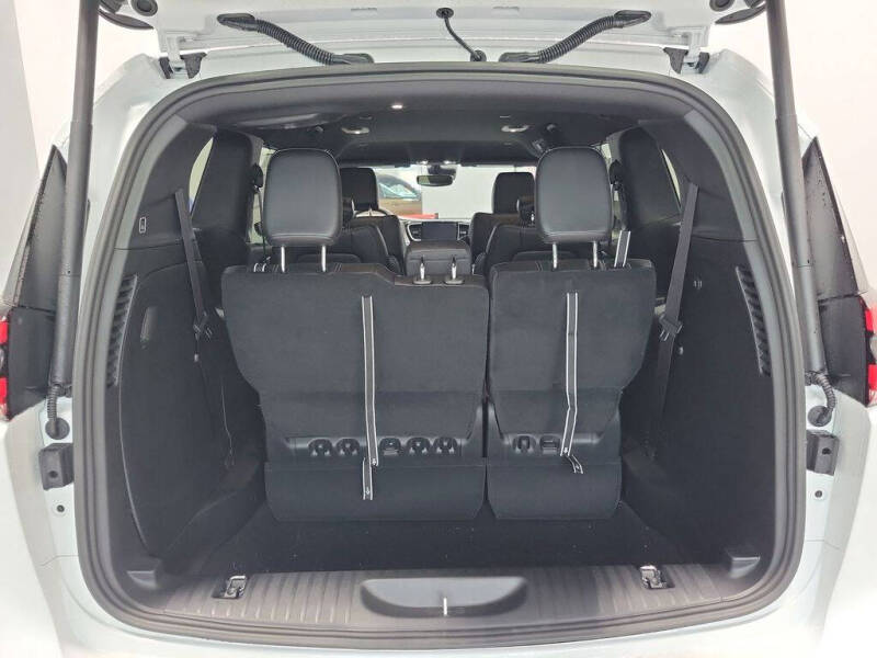 2027 Chrysler Pacifica Select
