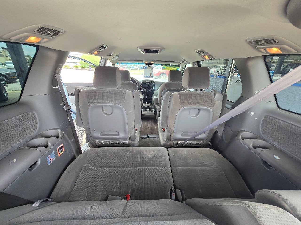 2005 Toyota Sienna for sale at QUEENSGATE AUTO SALES in York, PA