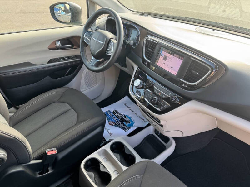 2022 Chrysler Voyager LX