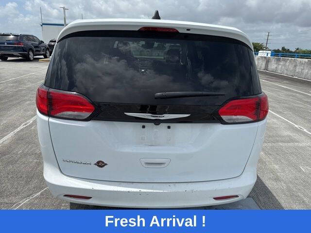 2023 Chrysler Voyager LX