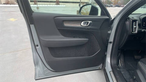 2025 Volvo XC40 B5 Plus Dark Theme