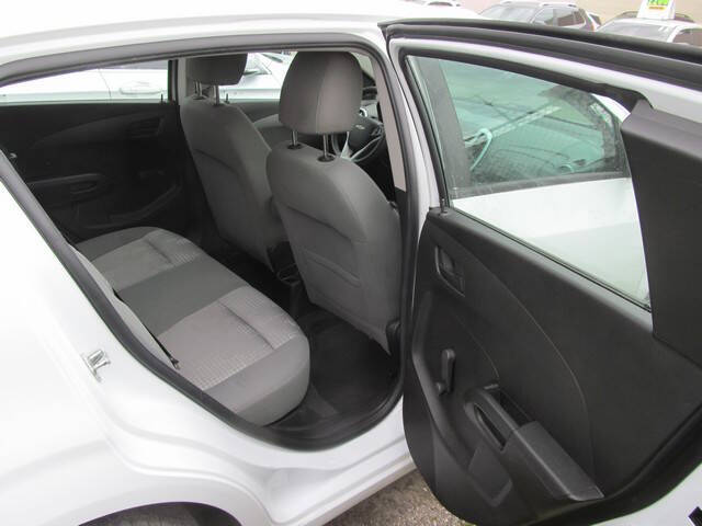2017 Chevrolet Sonic LT - Photo 6