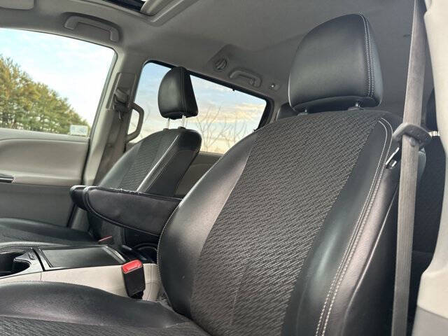 2013 Toyota Sienna SE 8-Passenger