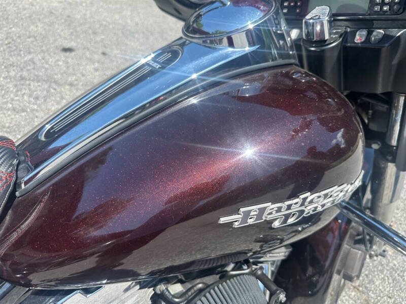 2011 Harley-Davidson FLHX -