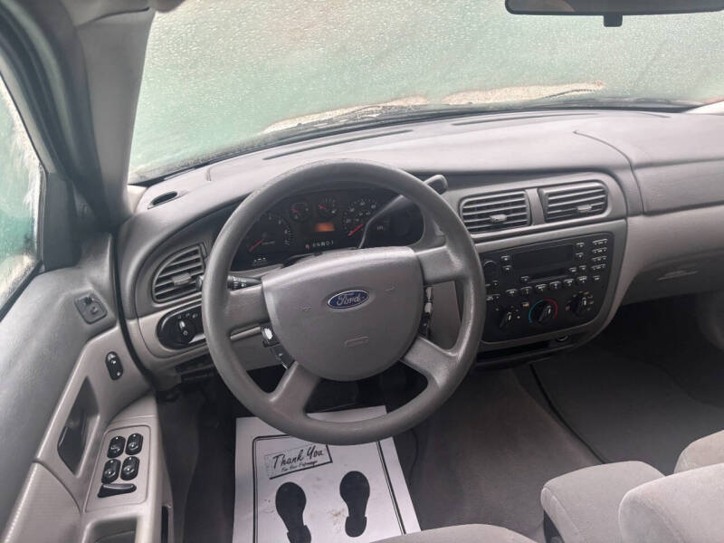 2004 Ford Taurus SE