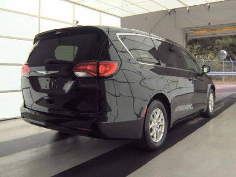 2022 Chrysler Voyager LX