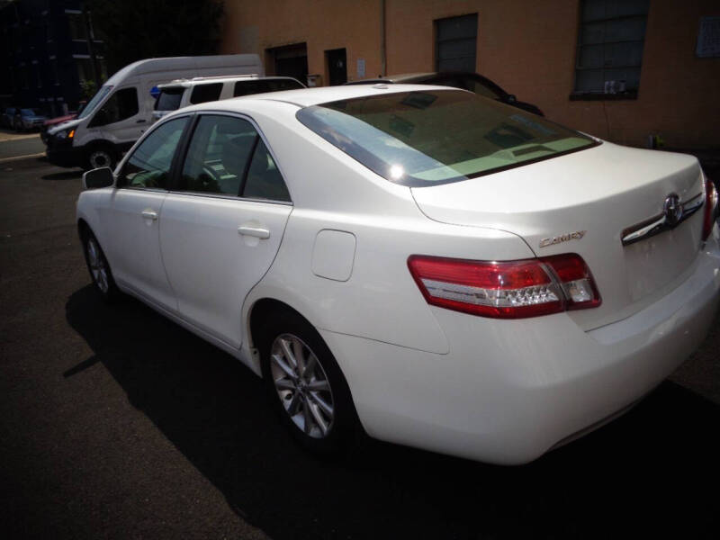 2011 Toyota Camry XLE photo 8