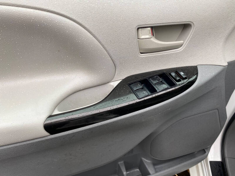 2012 Toyota Sienna Base 7-Passenger