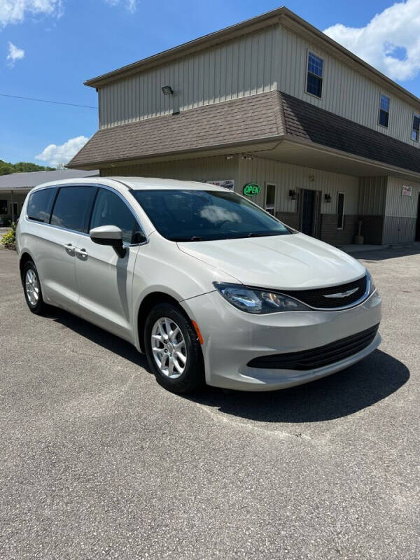 2017 Chrysler Pacifica LX photo 2