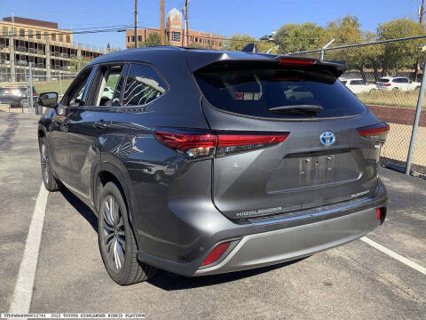 2022 Toyota Highlander Hybrid Platinum
