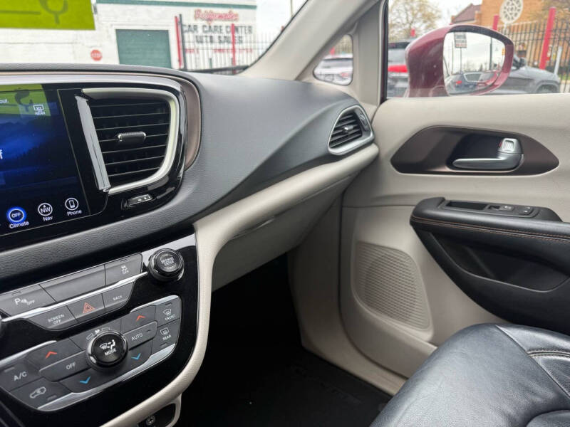 2017 Chrysler Pacifica Touring-L