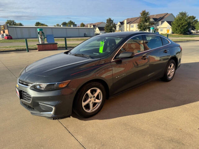 2017 Chevrolet Malibu for sale at Illinois Auto Wholesalers in Tolono, IL