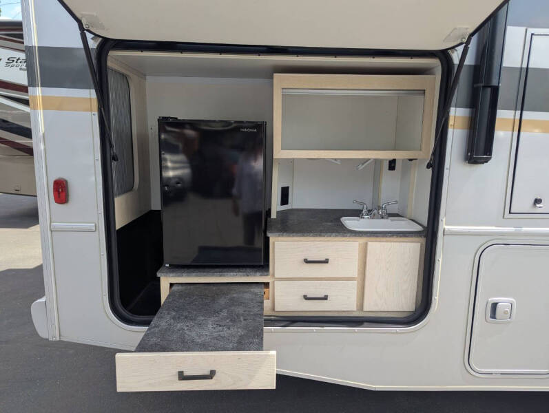 2021 Winnebago Adventurer 29B / 30ft