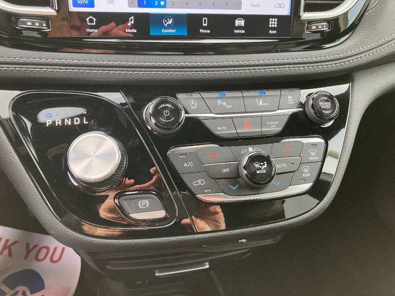 2026 Chrysler Pacifica Select