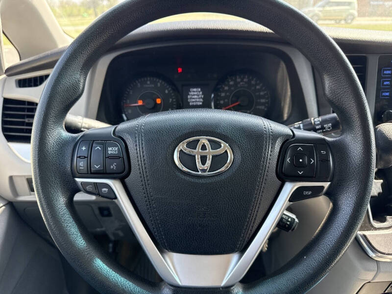 2015 Toyota Sienna LE 7-Passenger Auto Access Seat