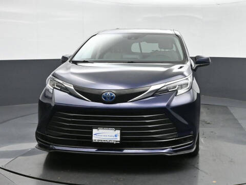 2022 Toyota Sienna LE 8-Passenger