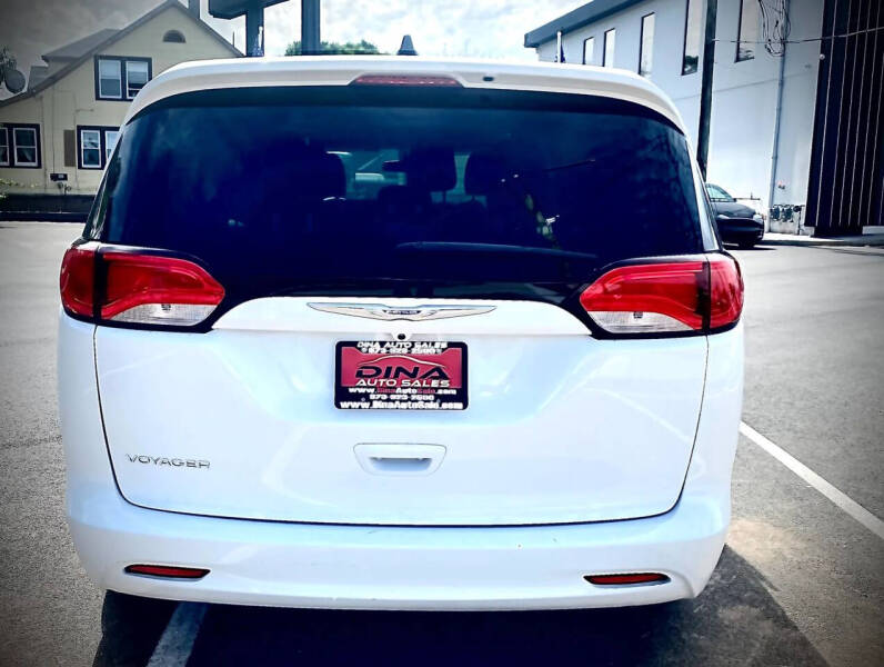 2020 Chrysler Voyager L