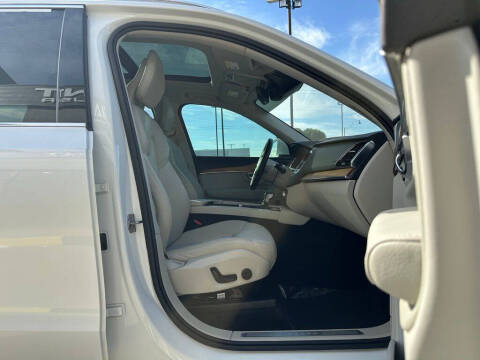 2022 Volvo XC90 T6 Momentum 7-Passenger