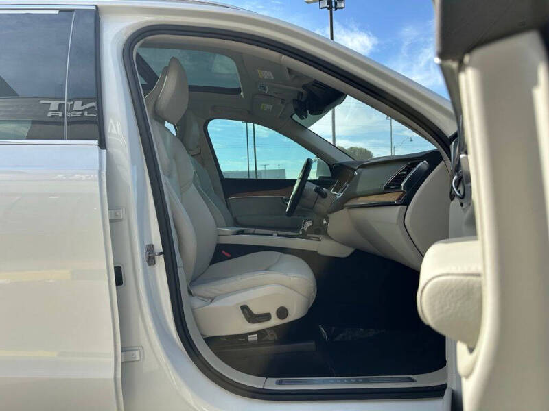 2022 Volvo XC90 T6 Momentum 7-Passenger