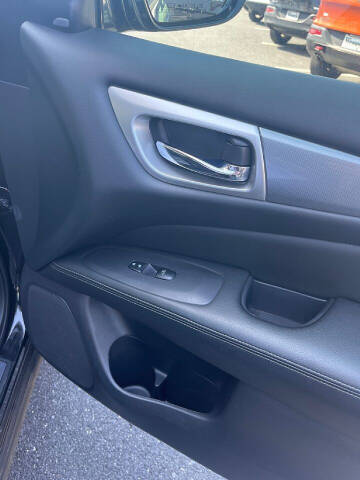 2017 Nissan Pathfinder SL