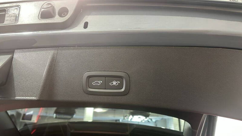 2023 Volvo XC40 B5 Plus Dark Theme