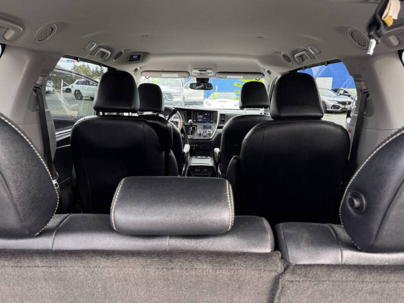 2019 Toyota Sienna SE 8-Passenger