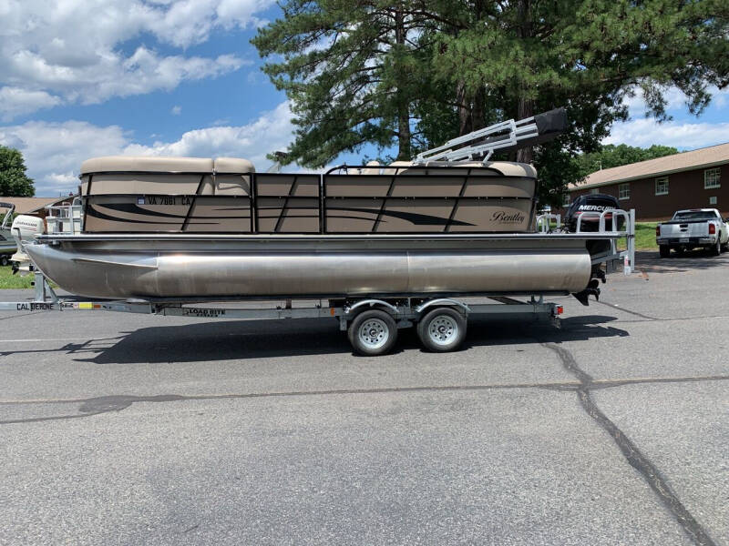 2018 Bentley 220 Navigator SE