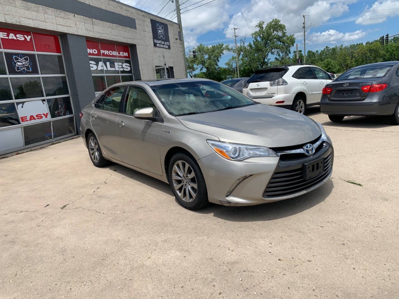 2015 Toyota Camry Hybrid for sale at Quantum Auto Co in Plainfield, IL