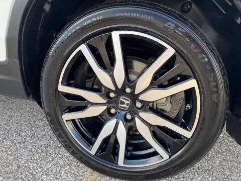 2019 Honda Pilot Touring w/Rear Captain's Chairs