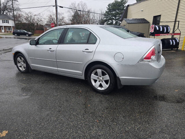 2009 Ford Fusion for sale at QUEENSGATE AUTO SALES in York, PA