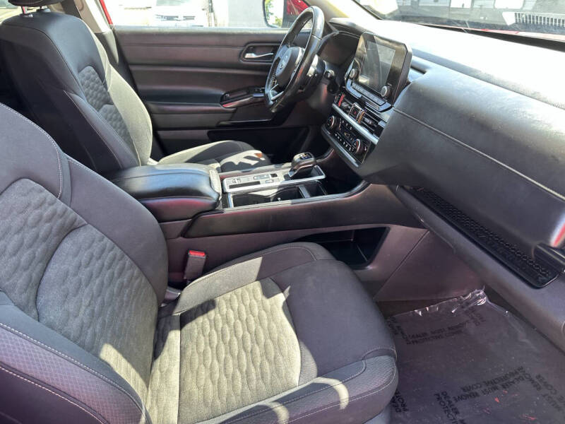 2022 Nissan Pathfinder SV