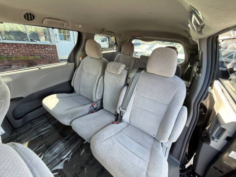 2016 Toyota Sienna LE 8-Passenger