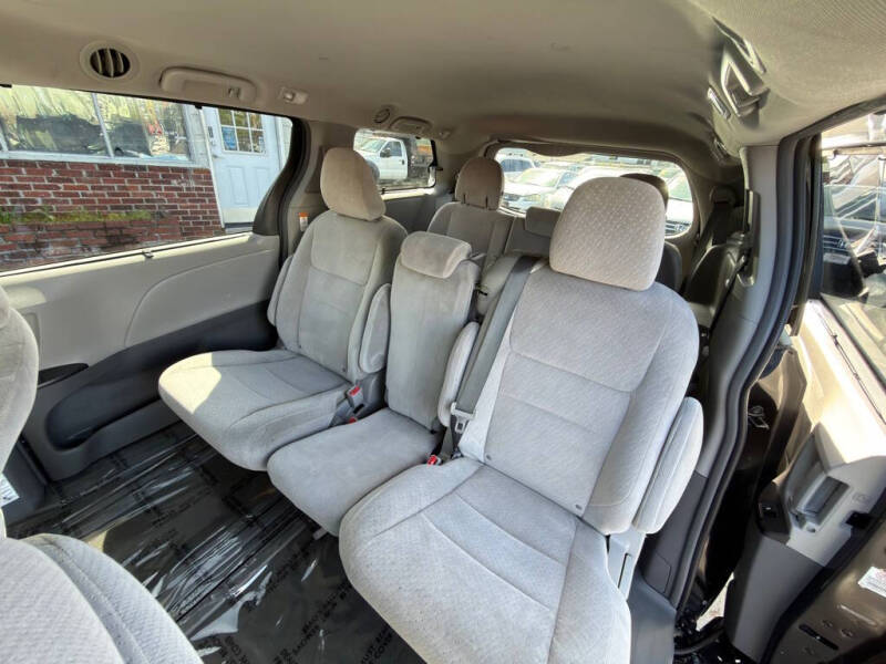 2016 Toyota Sienna LE 8-Passenger