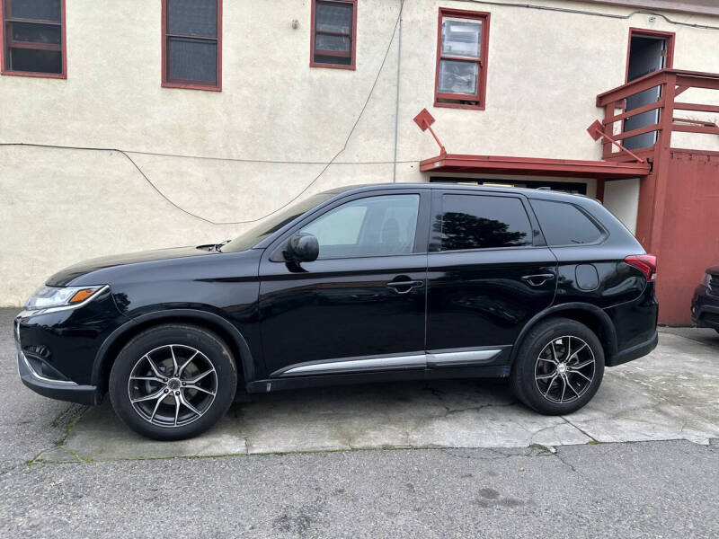 2020 Mitsubishi Outlander ES photo 2