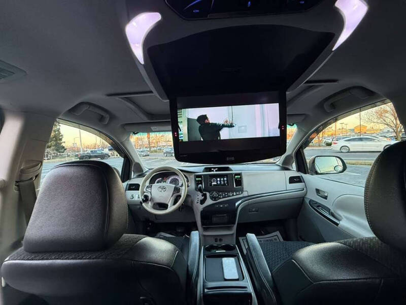 2011 Toyota Sienna SE 8-Passenger