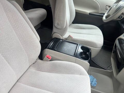 2011 Toyota Sienna LE 8-Passenger