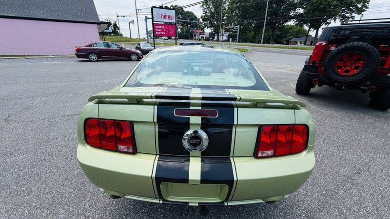 2005 Ford Mustang GT Deluxe