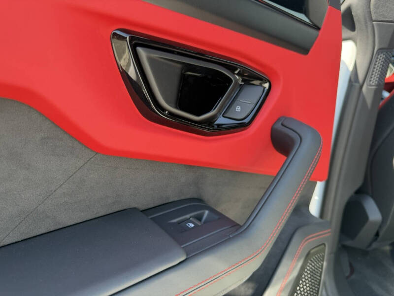 2025 Lamborghini Urus SE
