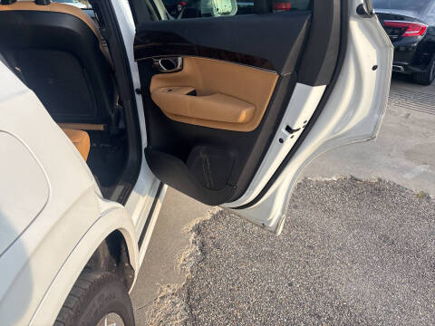 2016 Volvo XC90 T6 Momentum