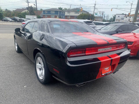 2013 Dodge Challenger SXT Plus