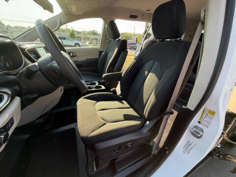 2022 Chrysler Voyager LX